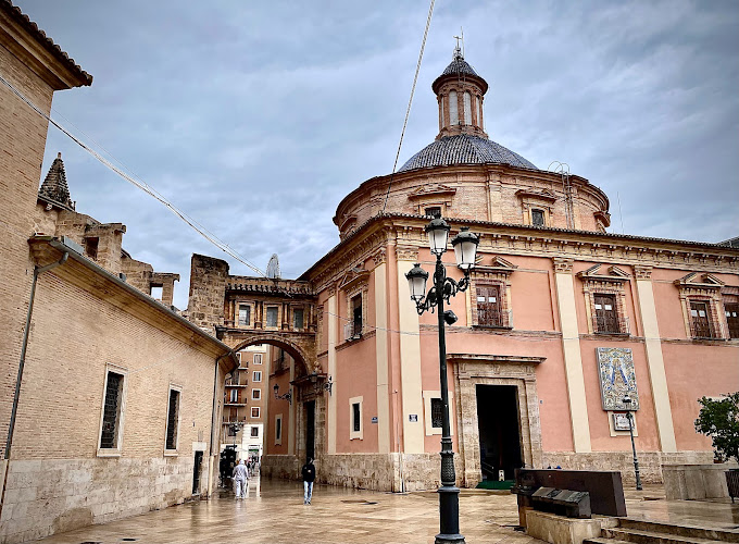2. کلیسای سنتا ماریا (Basilica de la Virgen de los Desamparados)